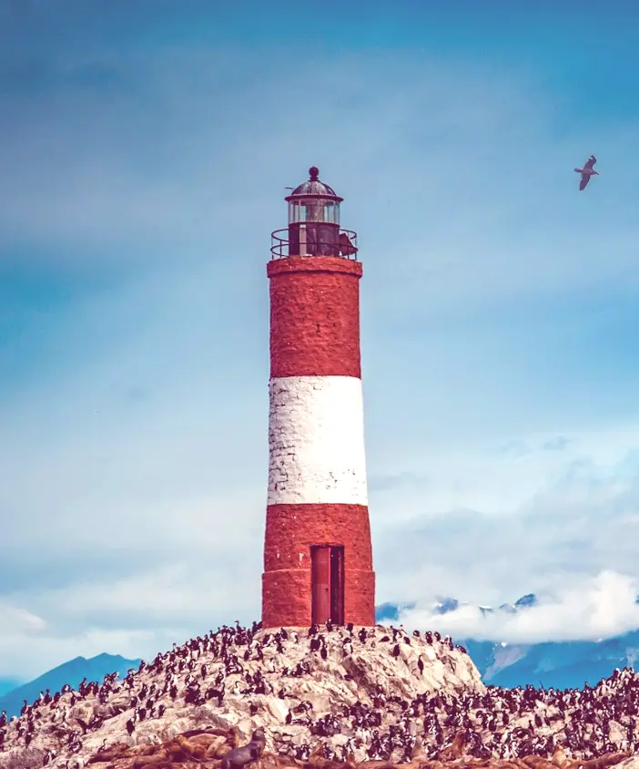 Photo d'un phare rouge et blanc, symbole de Lighthouse Projects, votre guide pour un projet de traduction réussi