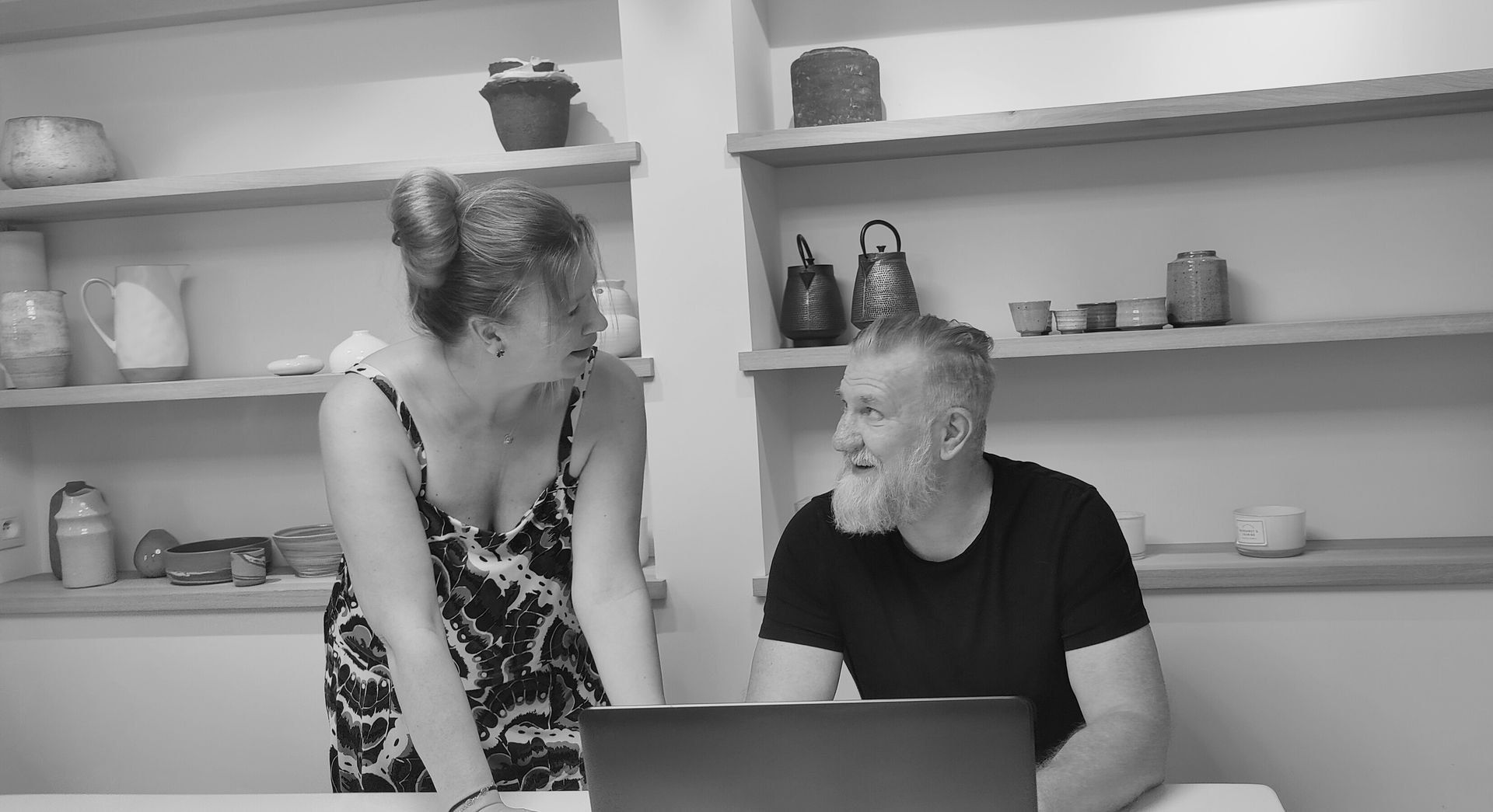 Corinne et Didier, fondateurs de Lighthouse Projects, travaillant ensemble sur un projet de traduction